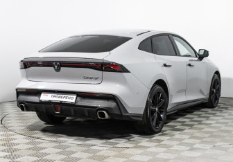 Подержанный автомобиль Changan UNI-V 2023 года (5 фото)