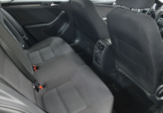 Подержанный автомобиль Volkswagen Jetta Sedan 2012 года (12 фото)