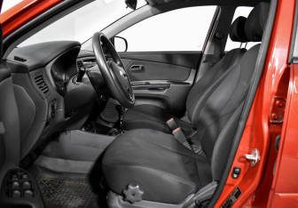 Подержанный автомобиль Kia Rio Sedan 2010 года (10 фото)