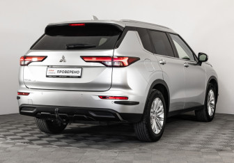 Подержанный автомобиль Mitsubishi Outlander 2022 года (7 фото)