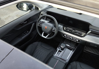 Подержанный автомобиль Hongqi HS5 2024 года (14 фото)