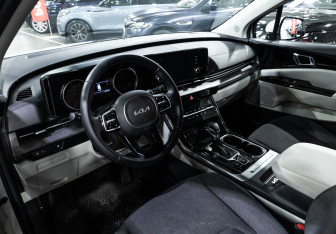 Подержанный автомобиль Kia Carnival 2021 года (15 фото)