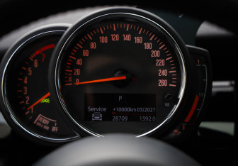 Подержанный автомобиль MINI Hatch 2019 года (12 фото)