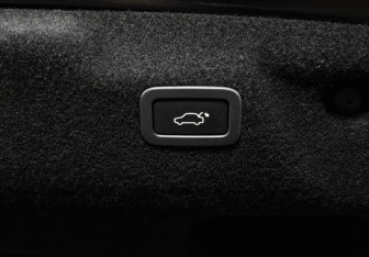 Подержанный автомобиль Jaguar XE 2016 года (19 фото)