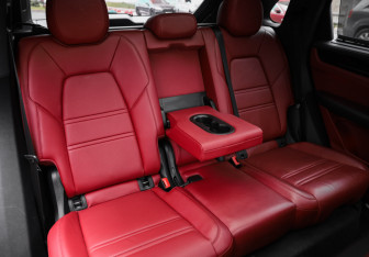 Подержанный автомобиль Porsche Cayenne 2021 года (32 фото)