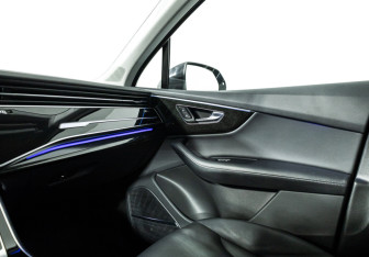 Подержанный автомобиль Audi Q7 2021 года (23 фото)