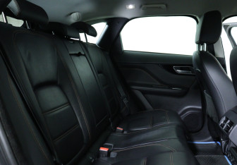 Подержанный автомобиль Jaguar F-Pace 2017 года (21 фото)