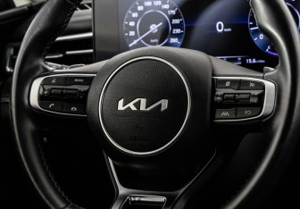 Подержанный автомобиль Kia K5 2022 года (13 фото)