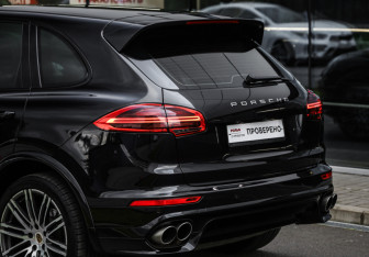 Подержанный автомобиль Porsche Cayenne 2015 года (12 фото)