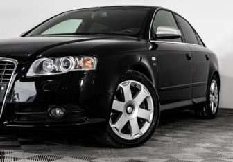 Подержанный автомобиль Audi S4 Sedan 2005 года (2 фото)