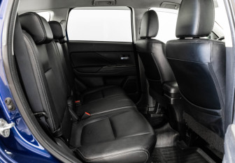 Подержанный автомобиль Mitsubishi Outlander 2015 года (16 фото)