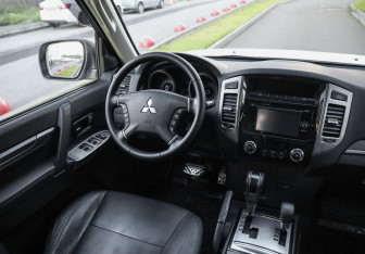 Подержанный автомобиль Mitsubishi Pajero 2019 года (10 фото)