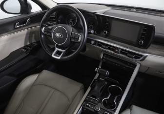 Подержанный автомобиль Kia K5 2020 года (8 фото)