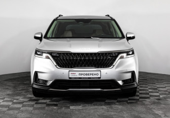 Подержанный автомобиль Kia Carnival 2022 года (2 фото)