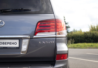 Подержанный автомобиль Lexus LX 2014 года (10 фото)