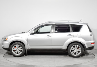 Подержанный автомобиль Mitsubishi Outlander 2010 года (8 фото)
