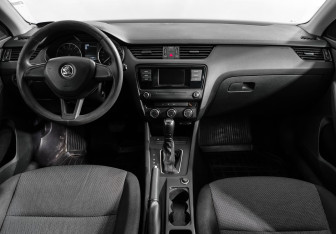 Подержанный автомобиль Skoda Octavia Liftback 2015 года (14 фото)