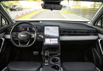 Подержанный автомобиль Geely Atlas 2023 года (11 фото)