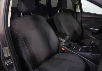 Подержанный автомобиль Ford Focus Hatchback 2013 года (20 фото)