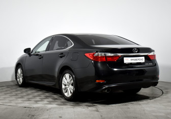 Подержанный автомобиль Lexus ES 2012 года (7 фото)