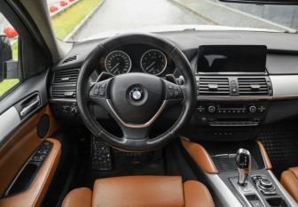 Подержанный автомобиль BMW X6 2013 года (12 фото)