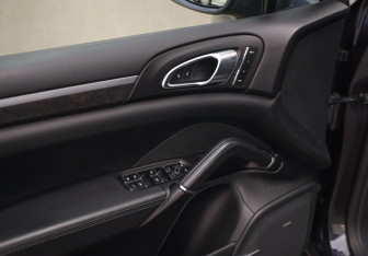 Подержанный автомобиль Porsche Cayenne 2017 года (25 фото)