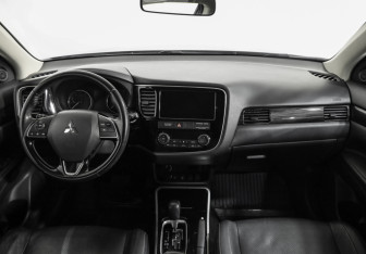 Подержанный автомобиль Mitsubishi Outlander 2018 года (10 фото)