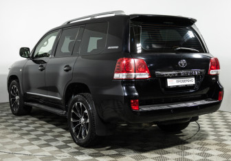 Подержанный автомобиль Toyota Land Cruiser Suv 2011 года (7 фото)