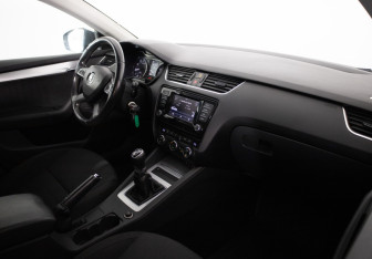 Подержанный автомобиль Skoda Octavia Liftback 2014 года (17 фото)