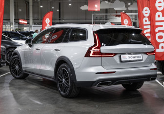 Подержанный автомобиль Volvo V60 Cross Country 2020 года (11 фото)
