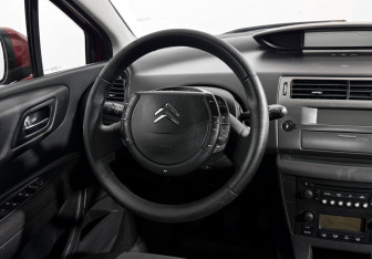 Подержанный автомобиль Citroen C4 Hatchback 2010 года (14 фото)