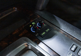 Подержанный автомобиль Toyota Land Cruiser Suv 2012 года (23 фото)