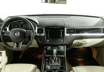 Подержанный автомобиль Volkswagen Touareg 2012 года (12 фото)