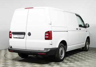 Подержанный автомобиль Volkswagen Transporter Minivan 2015 года (5 фото)