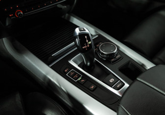 Подержанный автомобиль BMW X5 2015 года (18 фото)