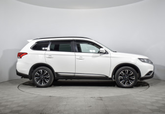 Подержанный автомобиль Mitsubishi Outlander 2021 года (4 фото)