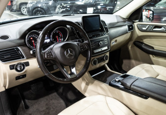 Подержанный автомобиль Mercedes-Benz GLE 2016 года (17 фото)
