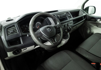Подержанный автомобиль Volkswagen Transporter Minivan 2015 года (10 фото)