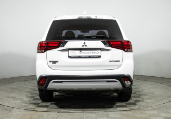 Подержанный автомобиль Mitsubishi Outlander 2019 года (6 фото)
