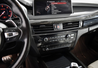 Подержанный автомобиль BMW X5 2015 года (16 фото)