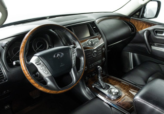 Подержанный автомобиль Infiniti QX80 2017 года (11 фото)