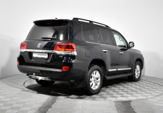 Подержанный автомобиль Toyota Land Cruiser Suv 2015 года (5 фото)