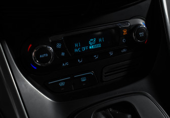 Подержанный автомобиль Ford Kuga 2015 года (17 фото)