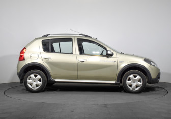 Подержанный автомобиль Renault Sandero 2012 года (4 фото)