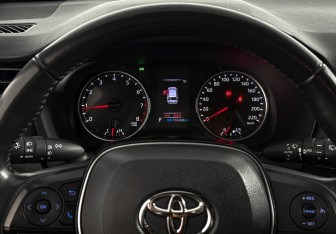 Подержанный автомобиль Toyota RAV4 2021 года (18 фото)