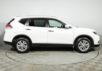 Подержанный автомобиль Nissan X-Trail 2017 года (4 фото)