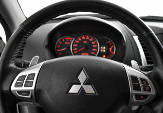 Подержанный автомобиль Mitsubishi Pajero Sport 2011 года (17 фото)