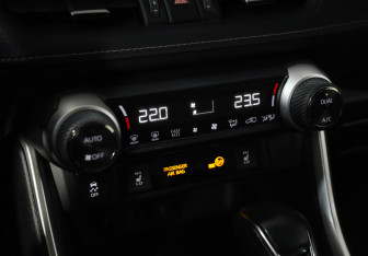 Подержанный автомобиль Toyota RAV4 2021 года (16 фото)