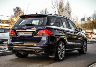 Подержанный автомобиль Mercedes-Benz GLE 2015 года (5 фото)