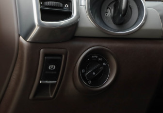 Подержанный автомобиль Porsche Cayenne 2010 года (26 фото)